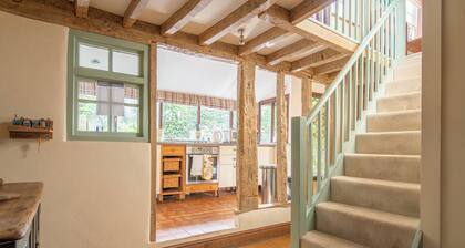 Charming 2-bedroom cottage in beautiful English village