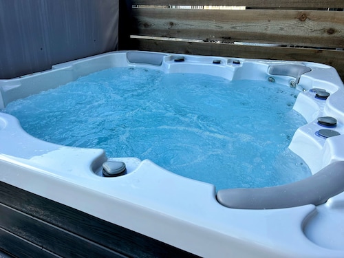 Modern Gem • 2 Kings • Bunks • Hot Tub • Walkable to Driggs • Mountain Views