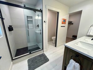 Een douche, een haardroger, handdoeken, zeep