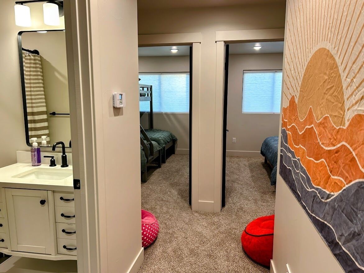 3 quartos, ferros/tábuas de passar roupa, berço de viagem