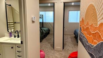 3 quartos, ferros/tábuas de passar roupa, berço de viagem
