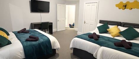 2 quartos, ferros/tábuas de passar roupa, Wi-Fi, roupa de cama