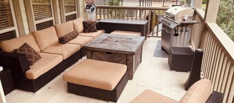 Vacation oasis for the whole family! Private dock steps from your backyard
