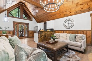 Smart TV, fireplace, books - Discover Rustic Elegance w/ Secluded Forest Views (Blue Ridge)