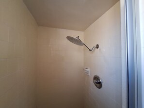 Camera Standard, 2 letti queen, non fumatori | Bagno | Asciugacapelli, asciugamani, sapone, shampoo
