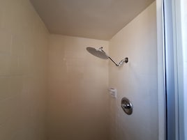 Quarto standard, 2 camas Queen, para não fumantes | Banheiro | Secador de cabelo, toalhas de banho, sabonete, shampoo
