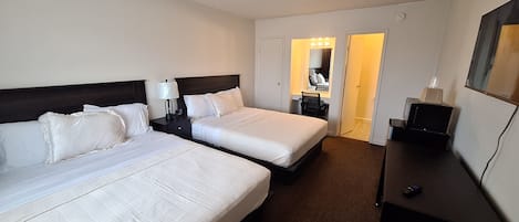 Escritorio, espacio para trabajar con laptop y cortinas blackout