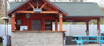  Charming, Spacious 3 bedroom house W/ WiFi, AC in Geneva -Hot Tub - Outside Bar
