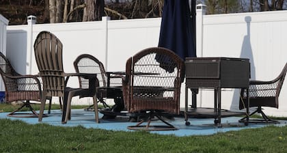 Charming, Spacious 3 bedroom house W/ WiFi, AC in Geneva -Hot Tub - Outside Bar