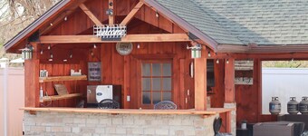  Charming, Spacious 3 bedroom house W/ WiFi, AC in Geneva -Hot Tub - Outside Bar