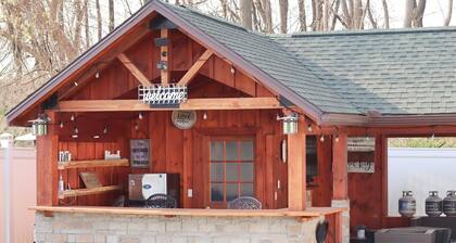 Charming, Spacious 3 bedroom house W/ WiFi, AC in Geneva -Hot Tub - Outside Bar