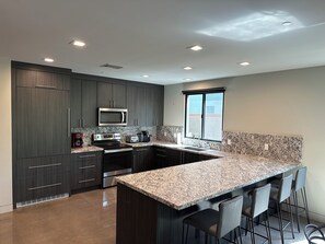 Køleskab, mikrobølgeovn, ovn, kogeplade