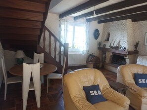 Living area - Les Volets Bleus - Ideal for a two-person holiday overlooking the ocean, or for a group vacation. (Crozon)