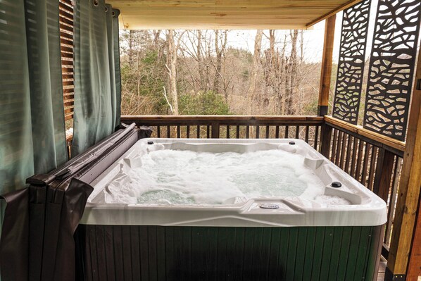 Outdoor spa tub