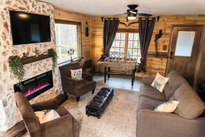 Älytelevisio, takka, pöytäjalkapallopöytä