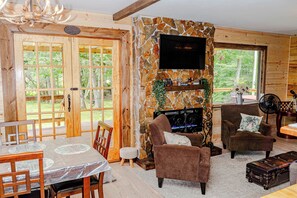 TV connectée, cheminée, baby-foot