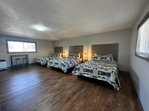 Non-Smoking 3 Queen Room - NS3Q