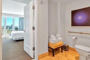 Baignoire à jets, sèche-cheveux, bidet, serviettes fournies
