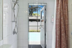 Spa - 3/2 Cozy & Stylish Poolside Home (St. Petersburg)