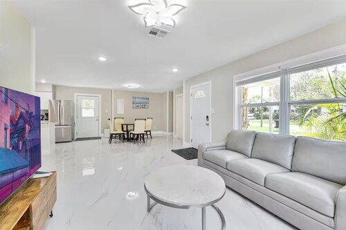 3/2 Cozy and Stylish Poolside Home