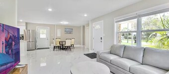 3/2 Cozy and Stylish Poolside Home