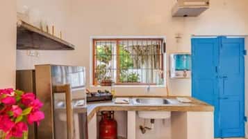 Fridge, stovetop, coffee/tea maker