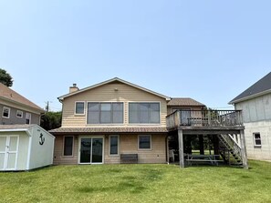 Exterior - Spacious and Relaxing 4-bedroom, waterfront home with WiFi, AC in Colonial Beach (Colonial Beach)