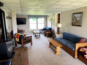 Living area - Spacious and Relaxing 4-bedroom, waterfront home with WiFi, AC in Colonial Beach (Colonial Beach)