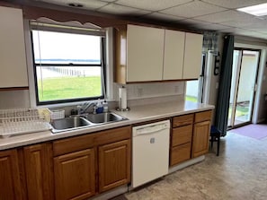 Private kitchen - Spacious and Relaxing 4-bedroom, waterfront home with WiFi, AC in Colonial Beach (Colonial Beach)