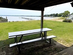Outdoor dining - Spacious and Relaxing 4-bedroom, waterfront home with WiFi, AC in Colonial Beach (Colonial Beach)