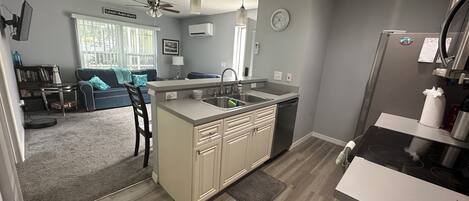 Réfrigérateur, four à micro-ondes, un four, surface de cuisson