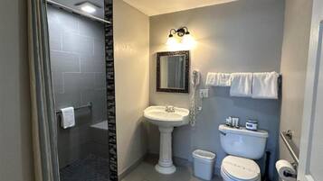 Secadora de cabello, toallas, jabón, papel de baño