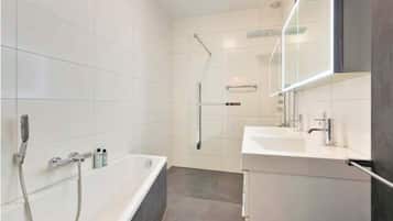 Een douche, handdoeken