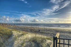 På stranden