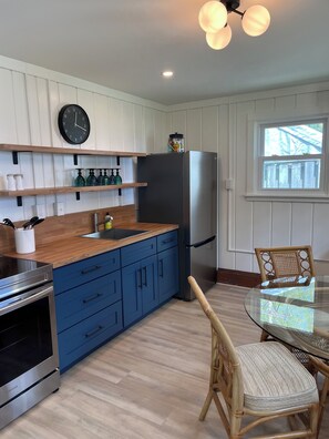 Oven, stovetop - Charming Lake Huron cottage (Tawas City)