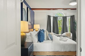 4 bedrooms, iron/ironing board, WiFi, bed sheets - Theater Room + HotTub + Fire Pit + Game Room (Long Pond)