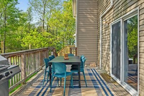 Outdoor dining - Theater Room + HotTub + Fire Pit + Game Room (Long Pond)
