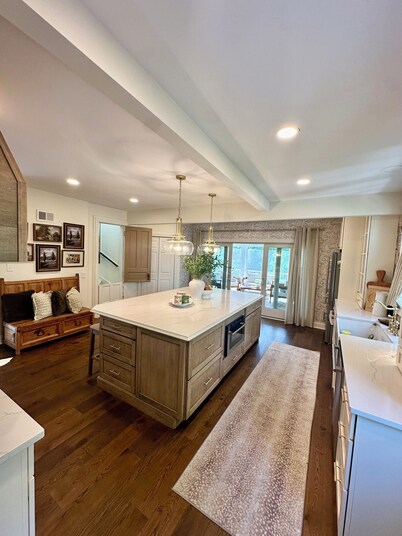 Elegant Retreat With Pool, Screened Porch Just Steps From Shops, Dining & Fun!