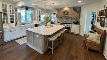 Micro-ondes, four, plaque de cuisson, lave-vaisselle