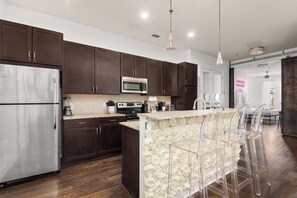 Private kitchen - Charming 1-Bedroom Condo, 10 Minutes From Downtown Nashville (Nashville)