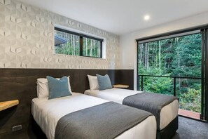4 habitaciones, tabla de planchar con plancha y ropa de cama