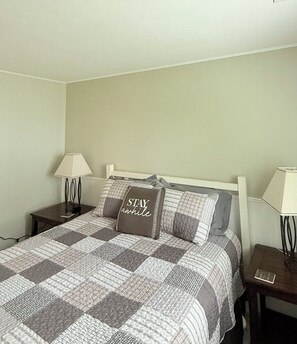 3 soverom, skrivebord, strykejern/-brett og reiseseng for barn