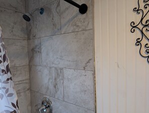 Douche, sèche-cheveux, serviettes fournies, savon