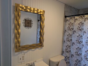 Een douche, een haardroger, handdoeken, zeep