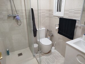 タオル、石鹸、トイレットペーパー