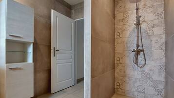 Shower, hair dryer, toilet paper
