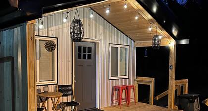 Charming 1-bedroom cottage with WiFi, AC in lovely Roan Mountain