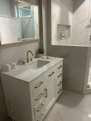 Dusche, Haartrockner, Handtücher, Seife