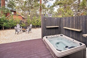 Outdoor spa tub - Hot Tub, Fenced Yard, & Firepit Dog Friendly (Big Bear)