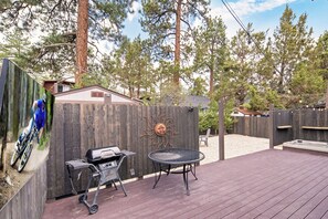 Outdoor dining - Hot Tub, Fenced Yard, & Firepit Dog Friendly (Big Bear)